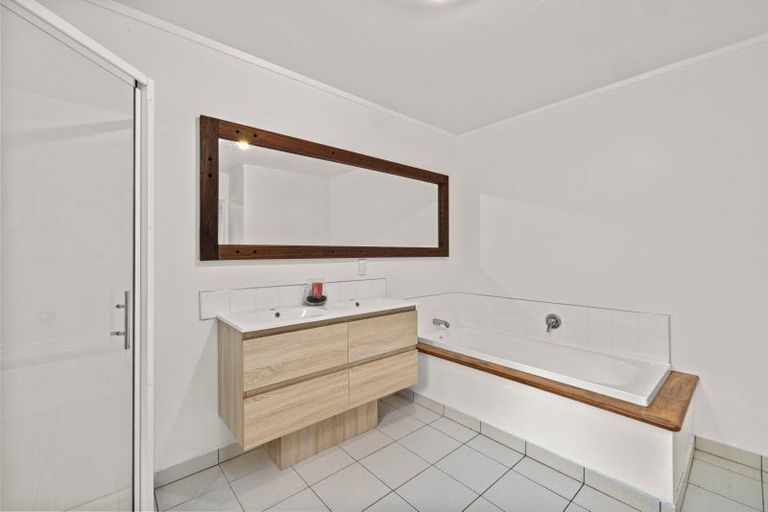 Photo of property in 8 Kaipatiki Rise, Haruru, 0204