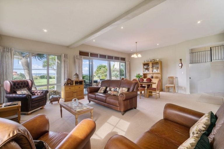 Photo of property in 5 Onemana Way, Te Atatu Peninsula, Auckland, 0610