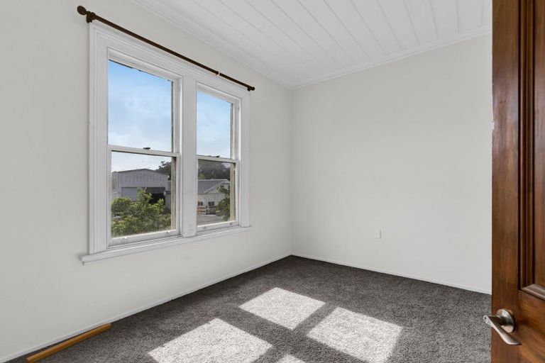 Photo of property in 3 Carrington Street, New Plymouth, 4310