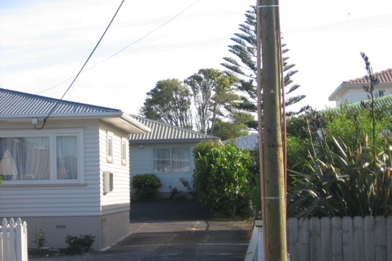 Photo of property in 2/122 Chivalry Road, Glenfield, Auckland, 0629