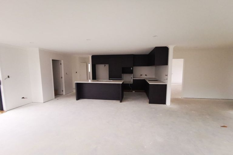 Photo of property in 8 Ropere Street, Kumeu, 0810