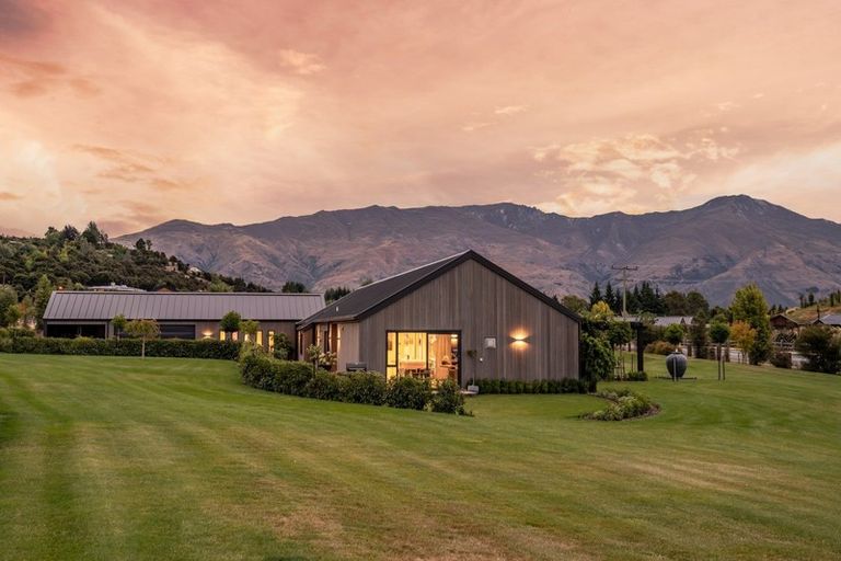 Photo of property in 4 Hidden Hills Drive, Wanaka, 9305