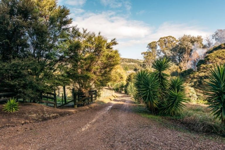 Photo of property in 64 Onetangi Road, Waiheke Island, 1971