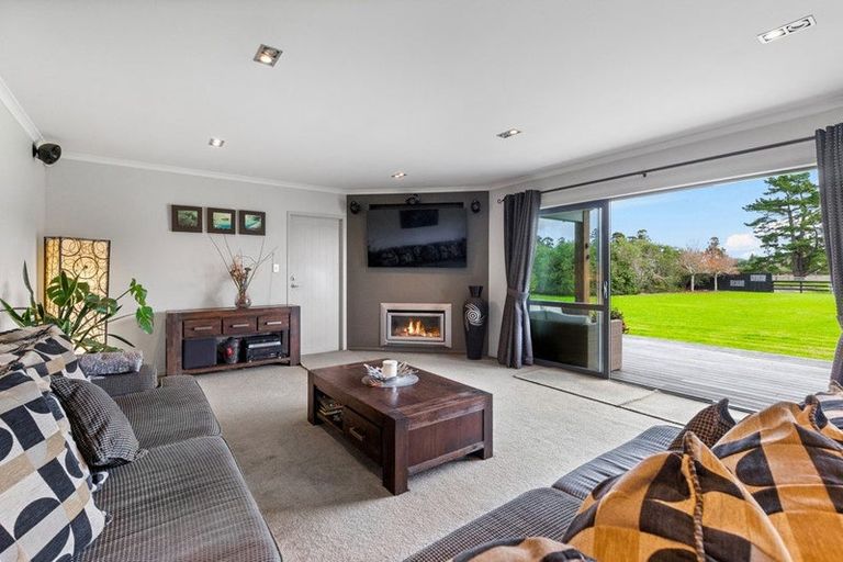 Photo of property in 124 Boord Crescent, Kumeu, 0891