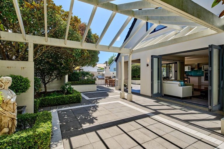 Photo of property in 15 Hautana Square, Woburn, Lower Hutt, 5010