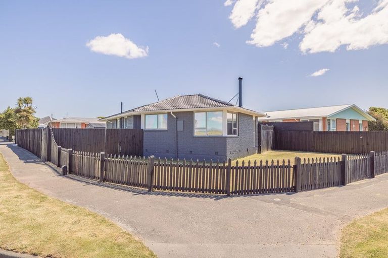 Photo of property in 60 Saint Heliers Crescent, Aranui, Christchurch, 8061