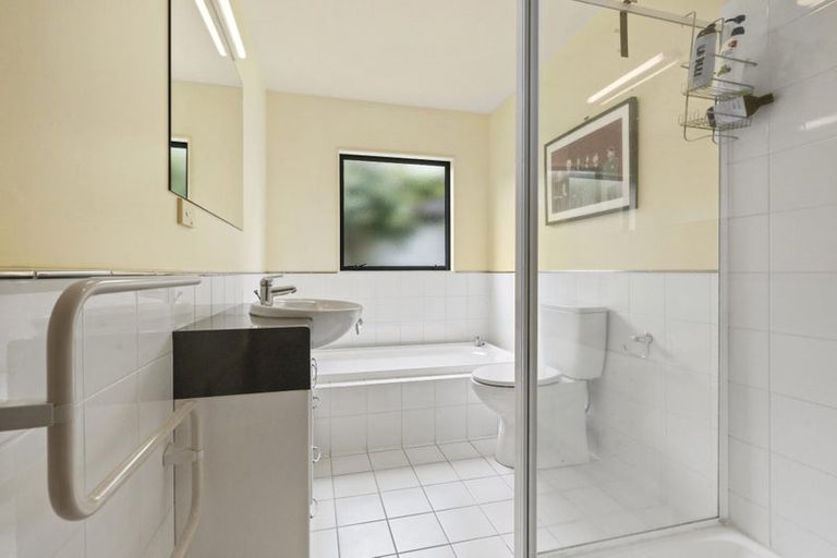 Photo of property in 352 East Coast Road, Sunnynook, Auckland, 0630