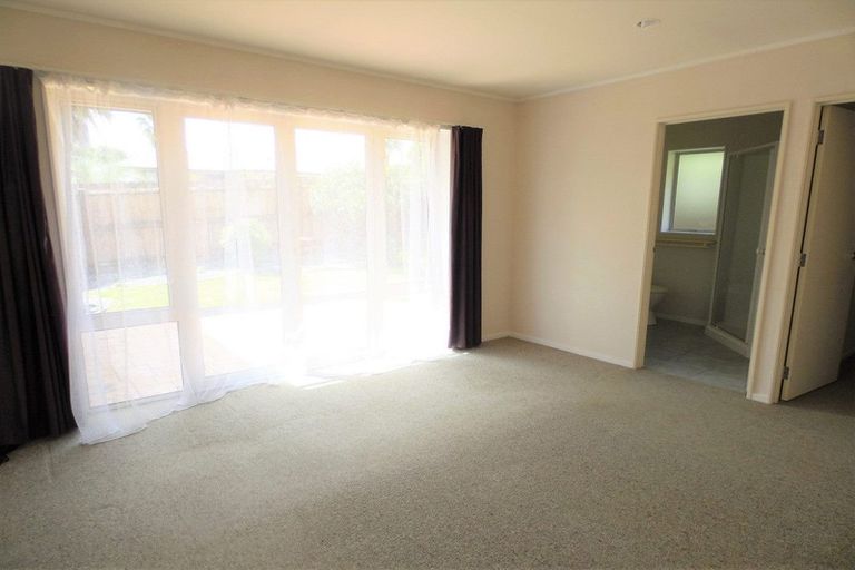 Photo of property in 72 Kingdale Road, Henderson, Auckland, 0610