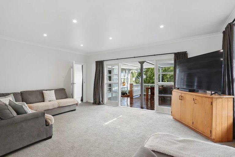 Photo of property in 15 Kingdale Road, Henderson, Auckland, 0610