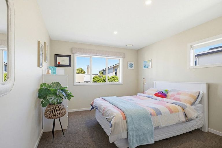 Photo of property in 60 Saint Ives Drive, Camborne, Porirua, 5026