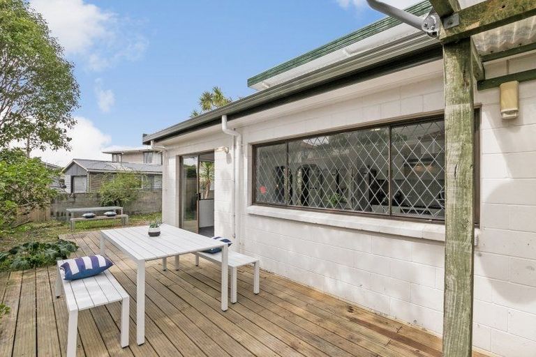 Photo of property in 8 Crompton Road, Massey, Auckland, 0614