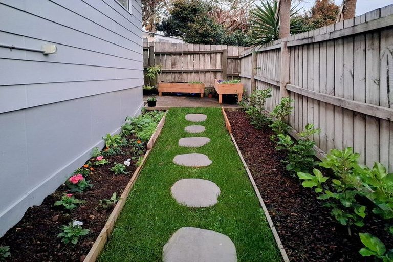 Photo of property in 1/41 Sungrove Rise, Sunnyvale, Auckland, 0612