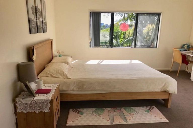 Photo of property in 11 Margaret Henry Crescent, Oteha, Auckland, 0632