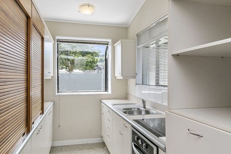 Photo of property in Lynbrae Court Flats, 22/4 Dr Taylor Terrace, Johnsonville, Wellington, 6037