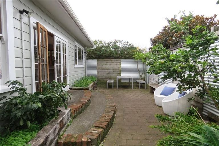 Photo of property in 35 Belt Road, Moturoa, New Plymouth, 4310