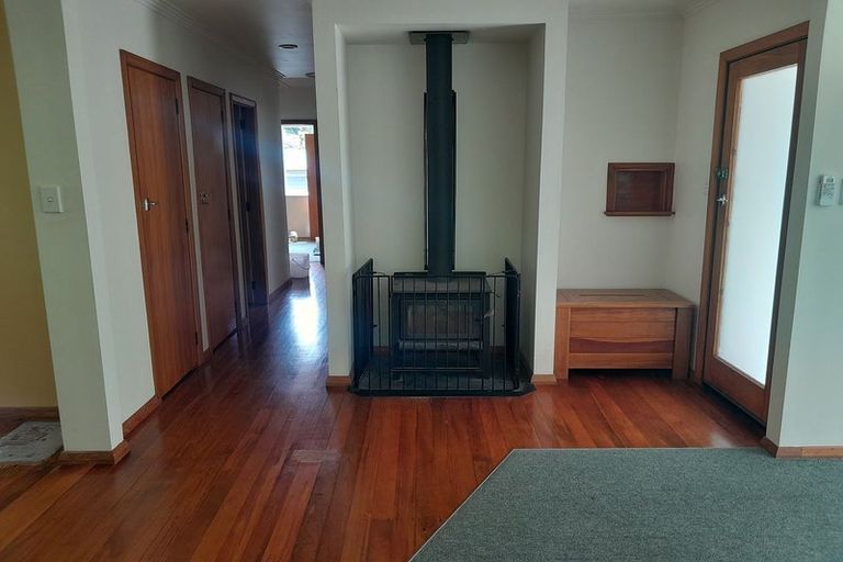 Photo of property in 92 Pinehaven Road, Pinehaven, Upper Hutt, 5019