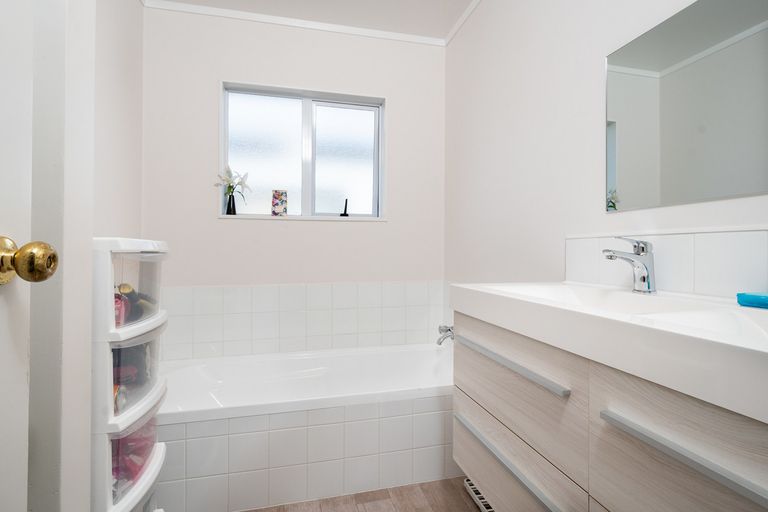 Photo of property in 8b Ascot Avenue, Henderson, Auckland, 0610