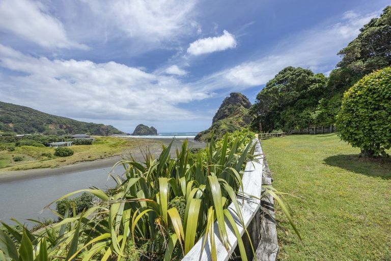 Photo of property in 14 Garden Road, Piha, 0772