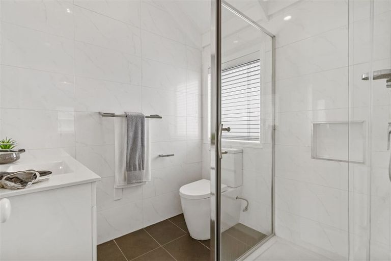 Photo of property in 2/862 East Coast Road, Northcross, Auckland, 0630