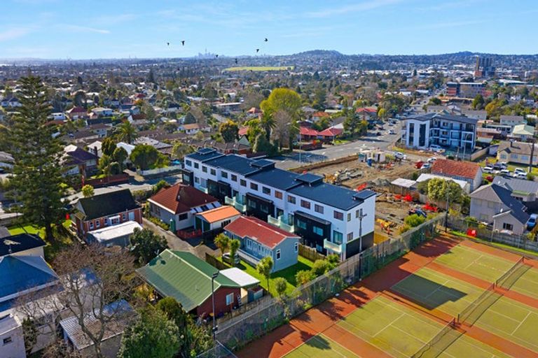 Photo of property in 3/3238 Great North Road, New Lynn, Auckland, 0600