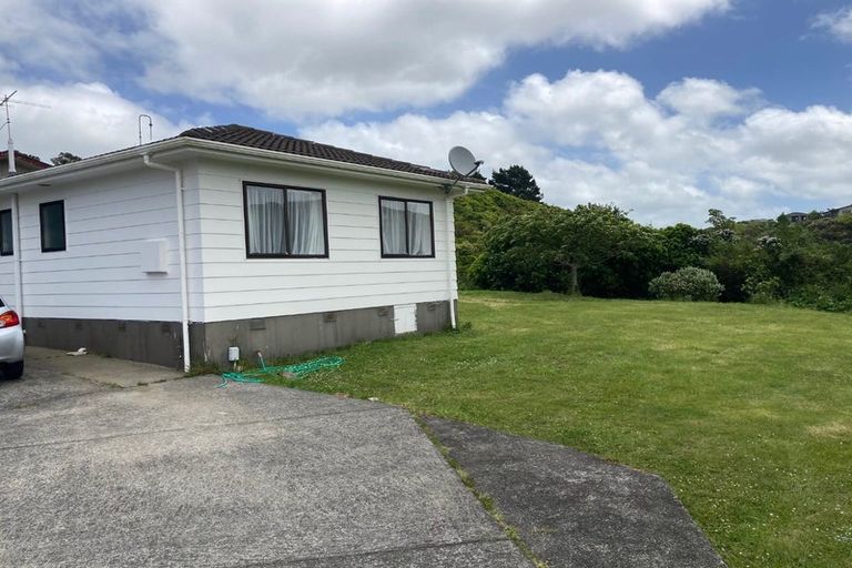 Photo of property in 26 Fernhaven Grove, Newlands, Wellington, 6037