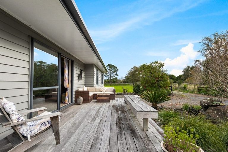 Photo of property in 124 Boord Crescent, Kumeu, 0891