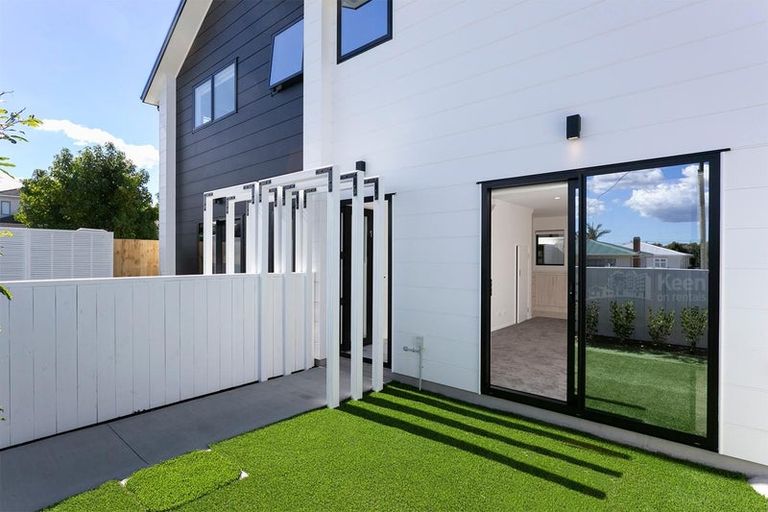 Photo of property in 1/21 Karamu Street, Te Atatu Peninsula, Auckland, 0610
