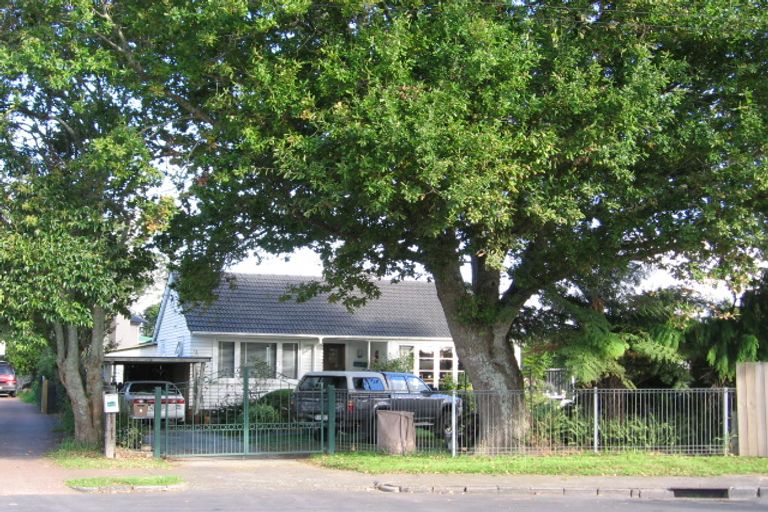 Photo of property in 5 Glenvil Lane, Te Atatu Peninsula, Auckland, 0610