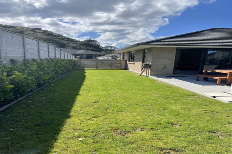 Photo of property in 17 Mooring Close, Whitby, Porirua, 5024