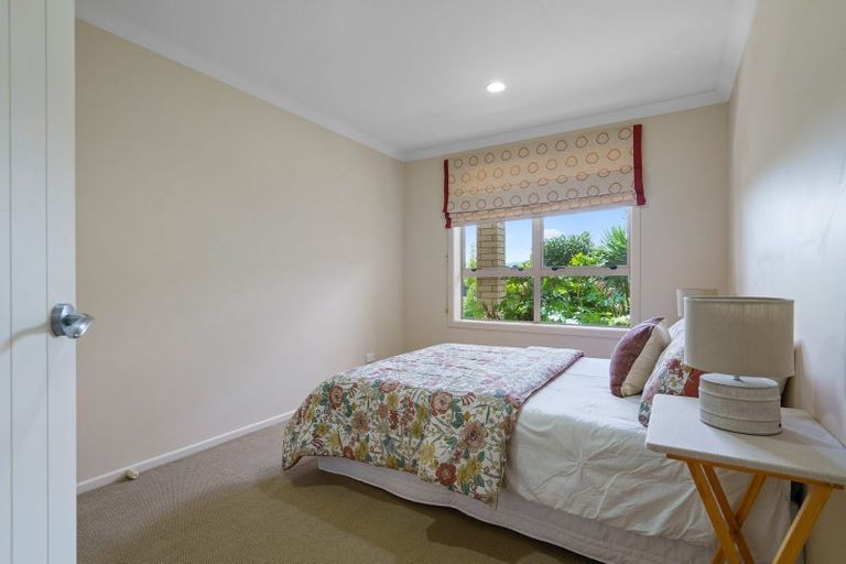 Photo of property in 1 Glenroy Place, Green Bay, Auckland, 0604
