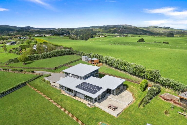 Photo of property in 33 Oram Drive, Turitea, Palmerston North, 4472