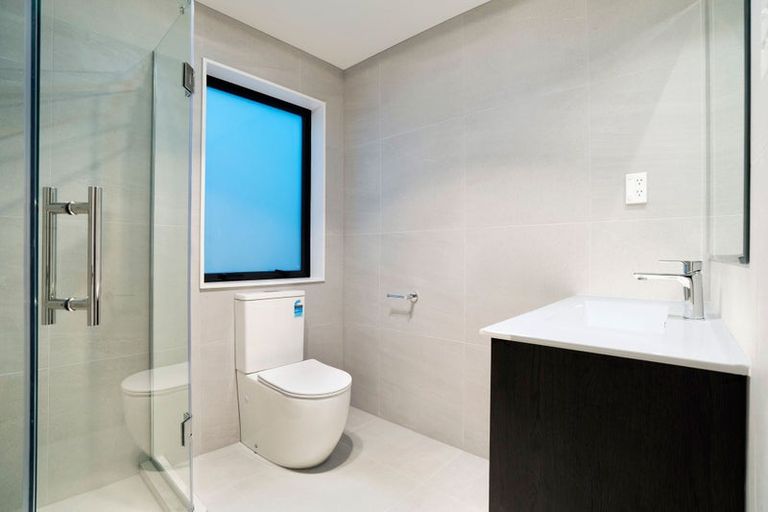 Photo of property in 5a Topliss Drive, Northcross, Auckland, 0632