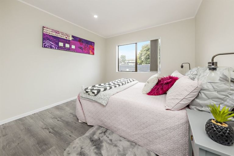 Photo of property in 2/4 Maplesden Drive, Clendon Park, Auckland, 2103
