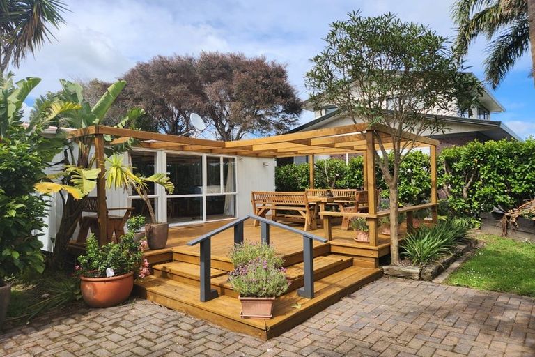 Photo of property in 100 Torkar Road, Clarks Beach, 2122