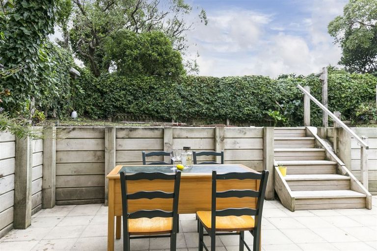 Photo of property in 17 Fairview Crescent, Kelburn, Wellington, 6012