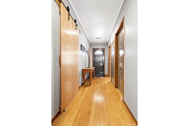 Photo of property in 2 Royal View Road, Te Atatu South, Auckland, 0610