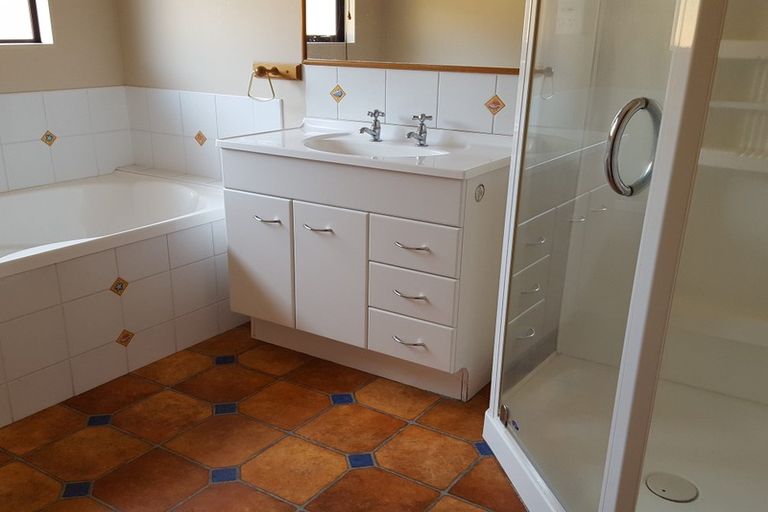 Photo of property in 27 Parnell Heights Drive, Kelvin Grove, Palmerston North, 4414