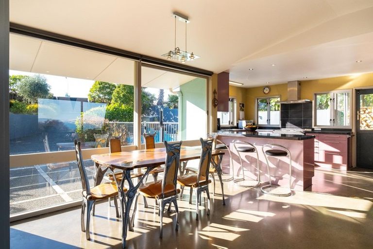 Photo of property in 2 Cobden Road, Bluff Hill, Napier, 4110