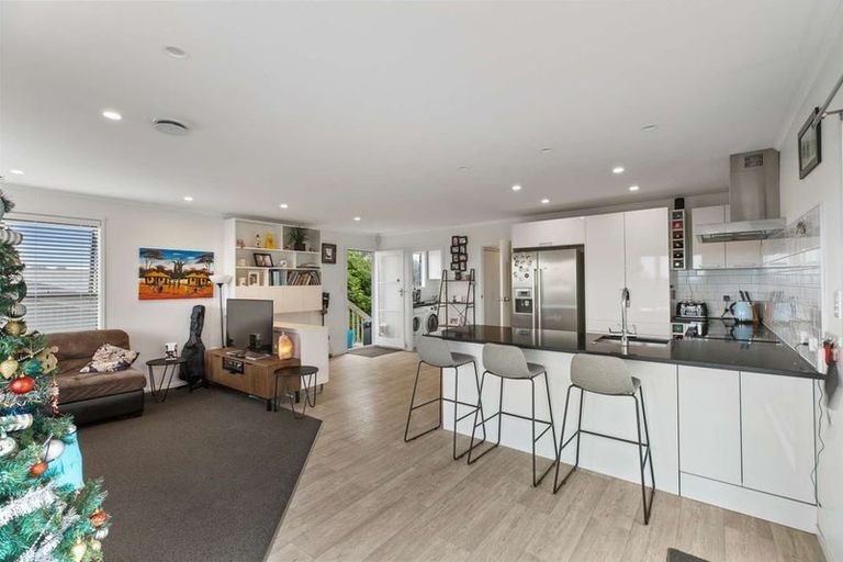 Photo of property in 15 Rosario Crescent, Red Beach, 0932