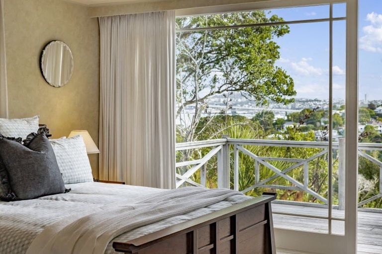 Photo of property in 30 Fairfax Avenue, Northcote, Auckland, 0627