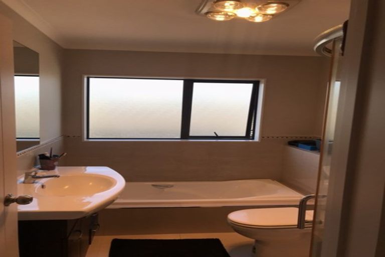 Photo of property in 36 Seresin Crescent, Flat Bush, Auckland, 2016