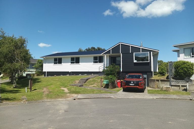 Photo of property in 24 Bartlett Grove, Tawa, Wellington, 5028