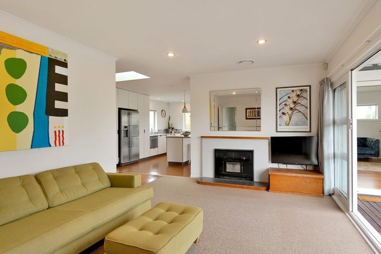 Photo of property in 14 Harbour View Road, Te Atatu Peninsula, Auckland, 0610