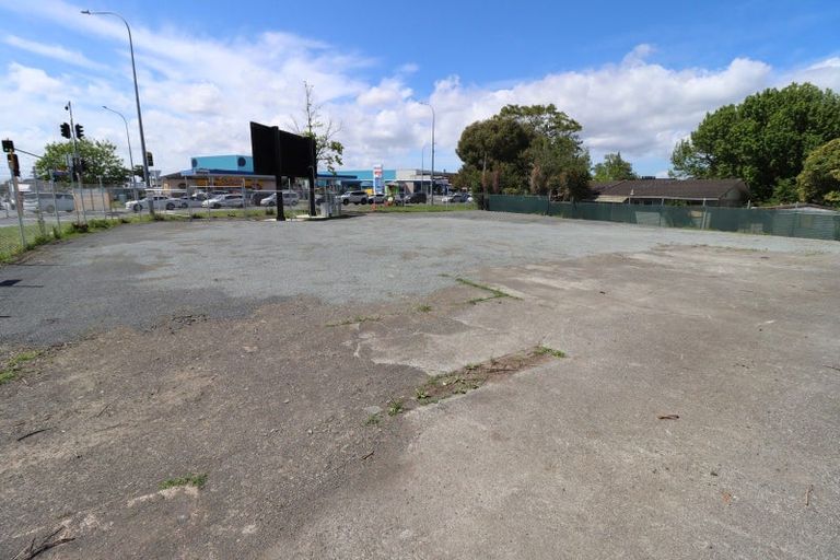 Photo of property in 320 Lincoln Road, Henderson, Auckland, 0610