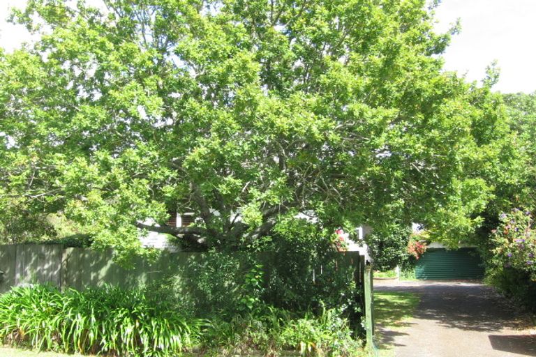 Photo of property in 8 Paragon Avenue, Beach Haven, Auckland, 0626