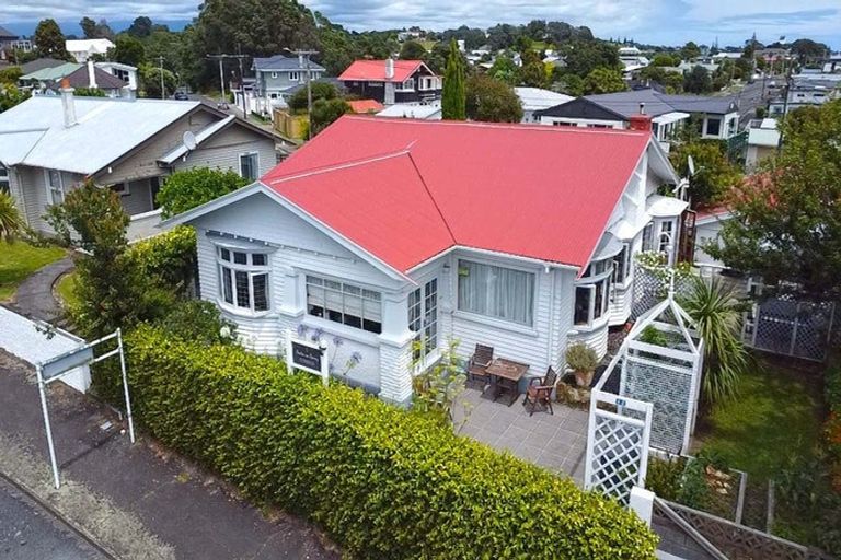 Photo of property in 12 Mangorei Road, Strandon, New Plymouth, 4312