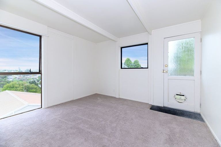 Photo of property in 2/30 Glen Vista Place, Bayview, Auckland, 0629