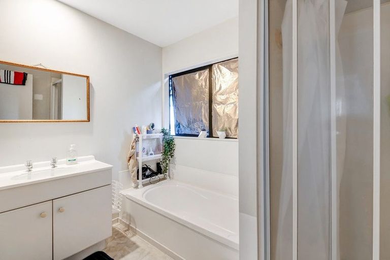 Photo of property in 1/21 Jumento Place, Unsworth Heights, Auckland, 0632