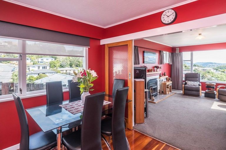 Photo of property in 4 Dunmail Way, Newlands, Wellington, 6037