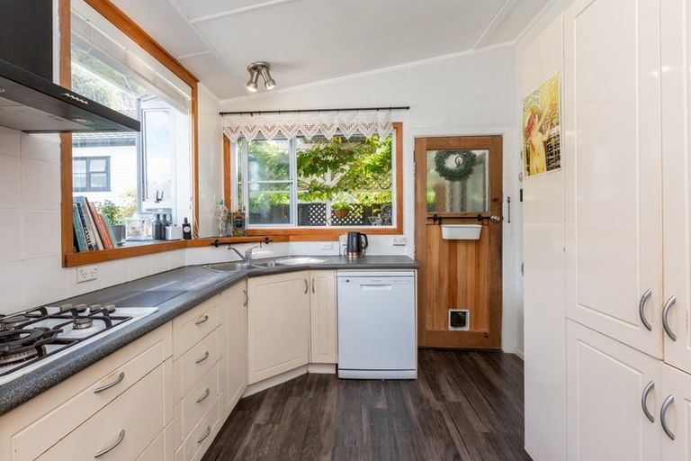 Photo of property in 18 Chaucer Road, Hospital Hill, Napier, 4110